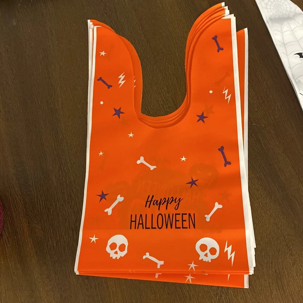 NWOT 100 Plastic Halloween Treat Favor Bags (25 per design)